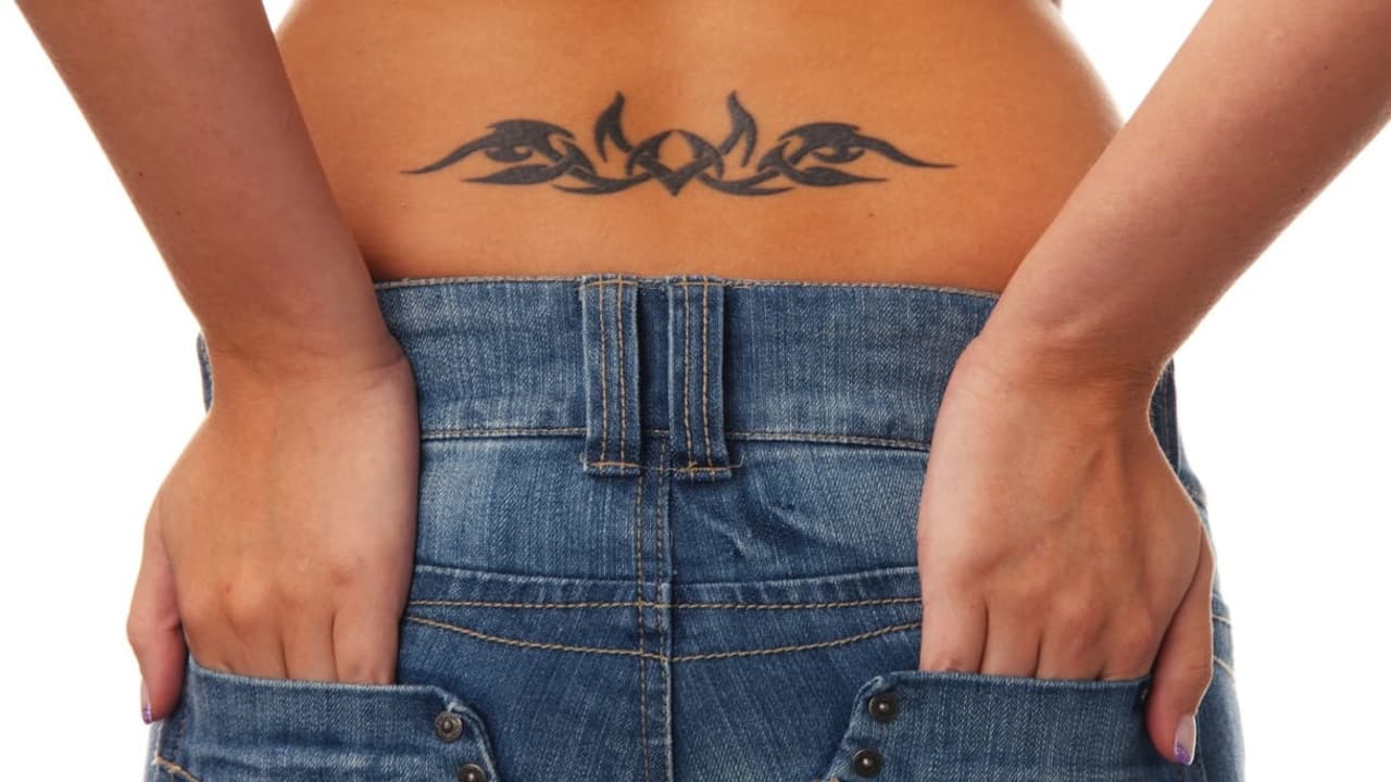 Девушка с татуировками на теле и с голыми дырочками дает партнеру в щель