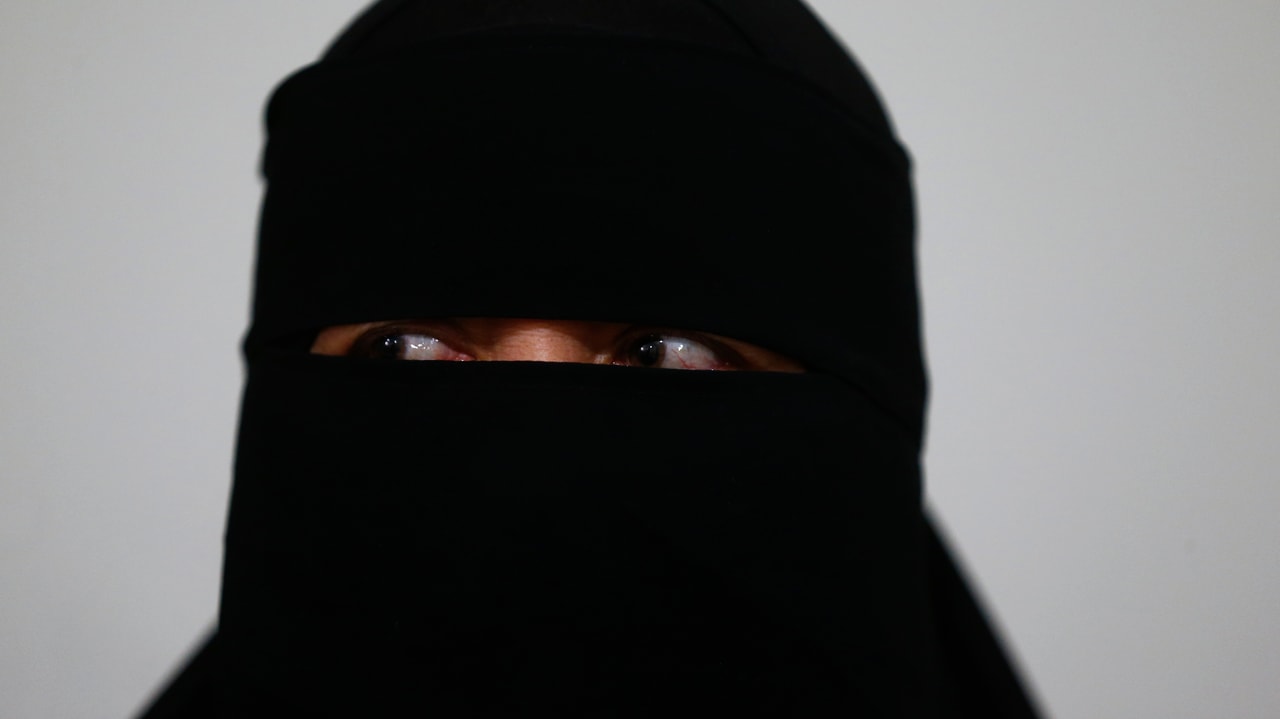 Schweiz Mehrheit der Schweizer für Burka Verbot News SRF