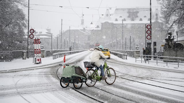 Wintereinbruch In Der Schweiz Schnee Sorgt F R Chaos Auf Den Strassen