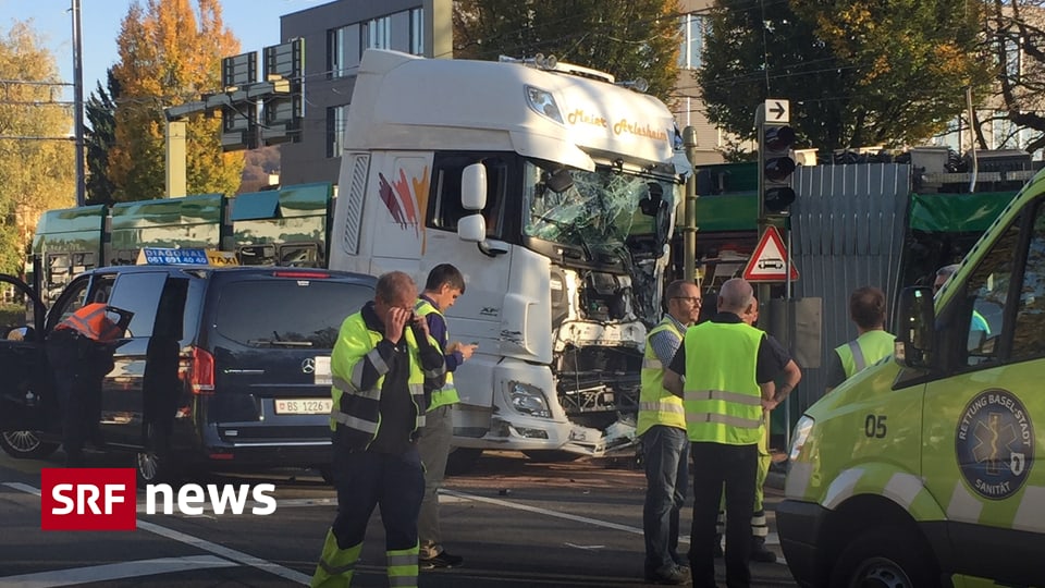 Unfall In Muttenz Verletzte Bei Zusammenstoss Zwischen Lastwagen