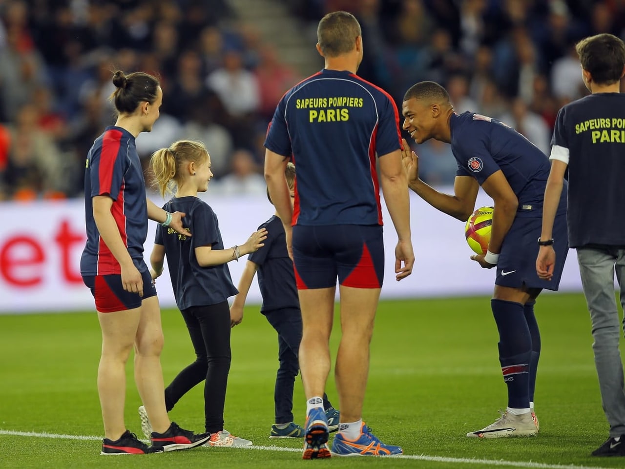 Mbappé mit Hattrick - PSG feiert Meistertitel in Notre ...