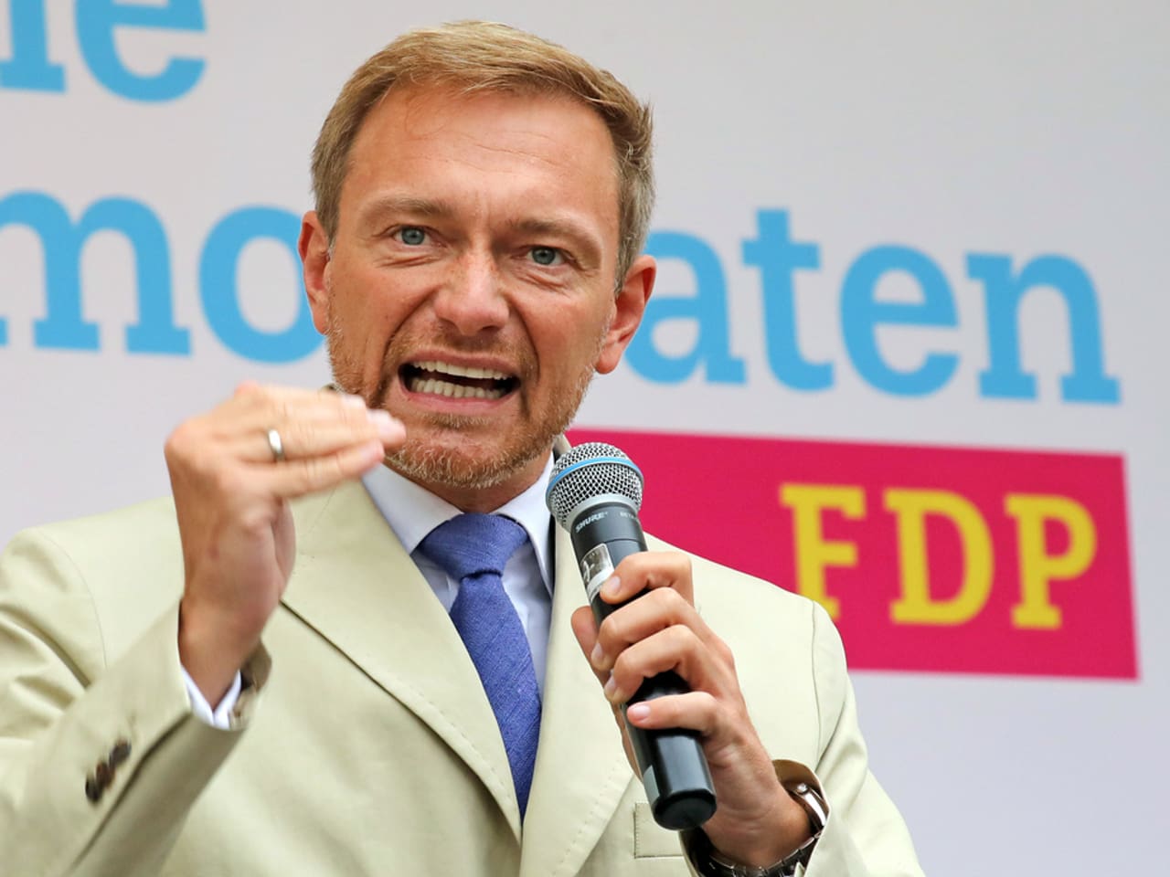 Wahlen In Deutschland - FDP-Star Christian Lindner: Im Unterhemd Zur ...