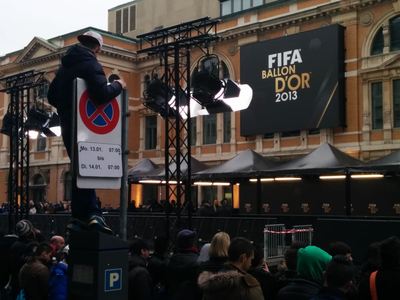 Aktuell - Warten auf die Fussballstars - Radio SRF 3 - SRF