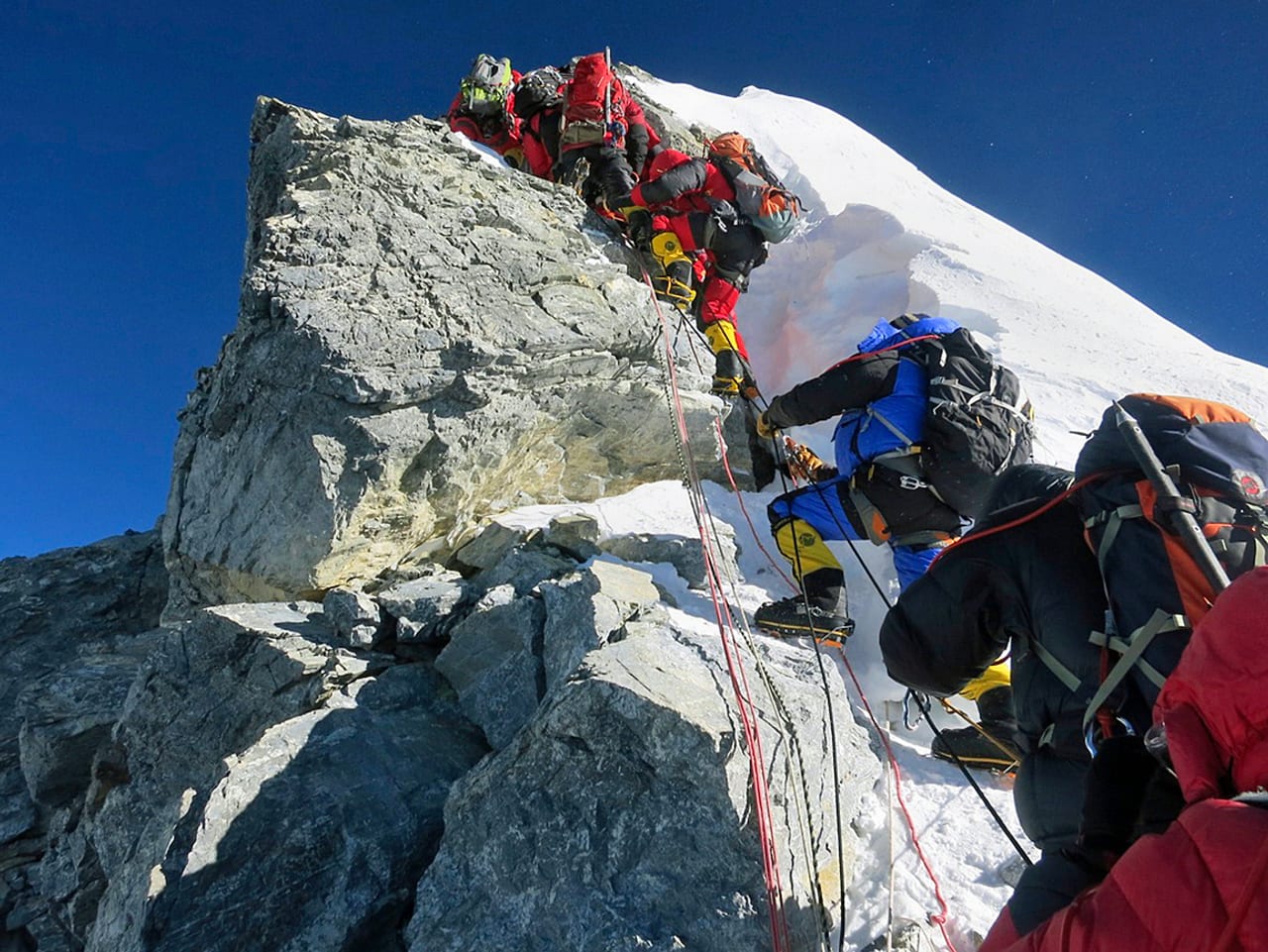 Everest am. Ступень Хиллари. Ступень Хиллари на Эвересте. Первое восхождение на Эверест. Ступень Хиллари 2020.