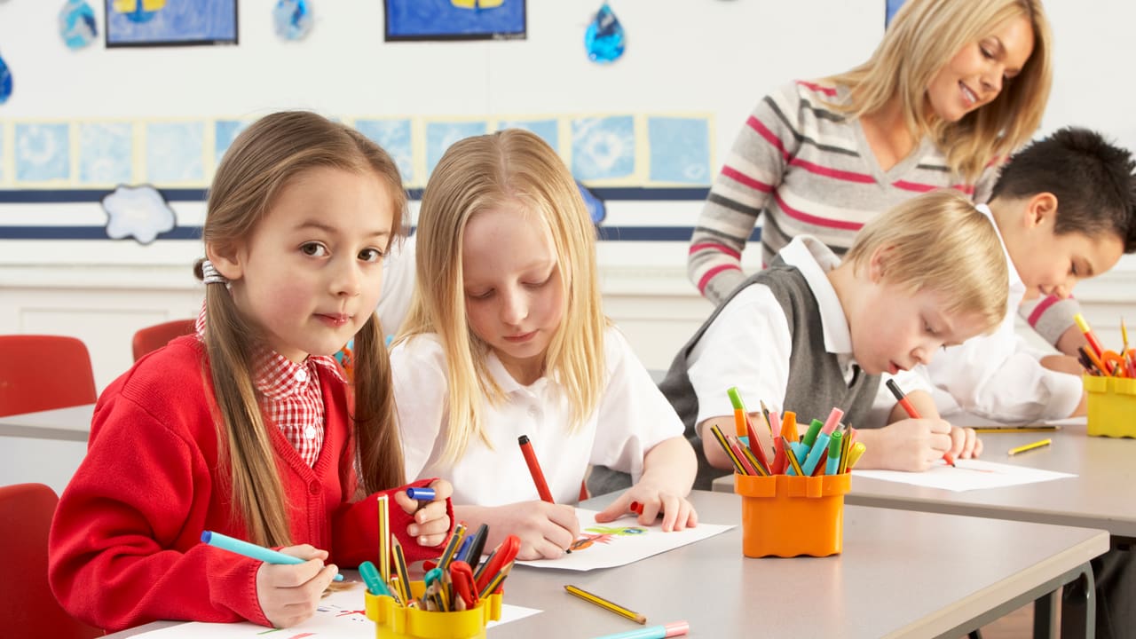 Die kinder in der schule. Занятия в кружках. Кружок в школе. Кружки для детей занятия. Младшие школьники.