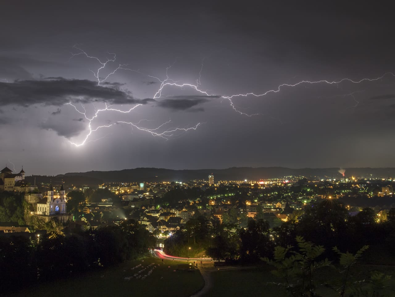 Gewitterfront - Blitzaktive Gewitter Am Samstagabend - Meteo - SRF