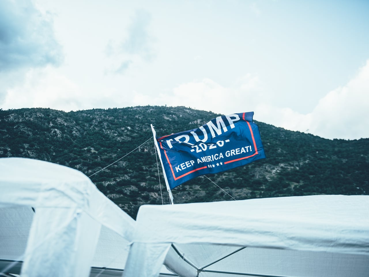 Openair Gampel 2019 - Wie kommt eine Trump-Flagge ans ...