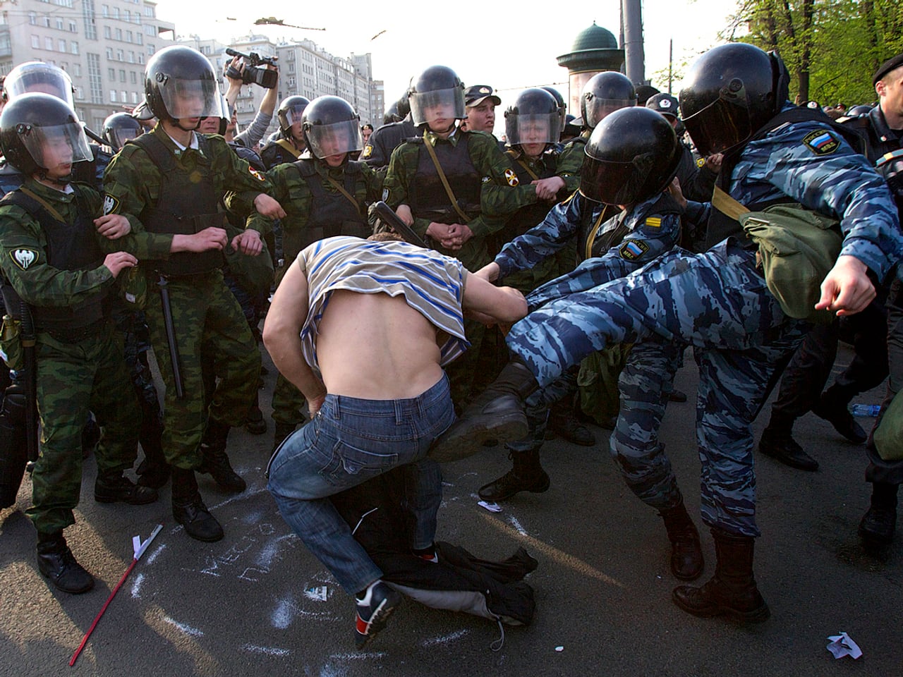 Омон ломает. Спецназ против митингующих. Разгон митинга на Болотной.