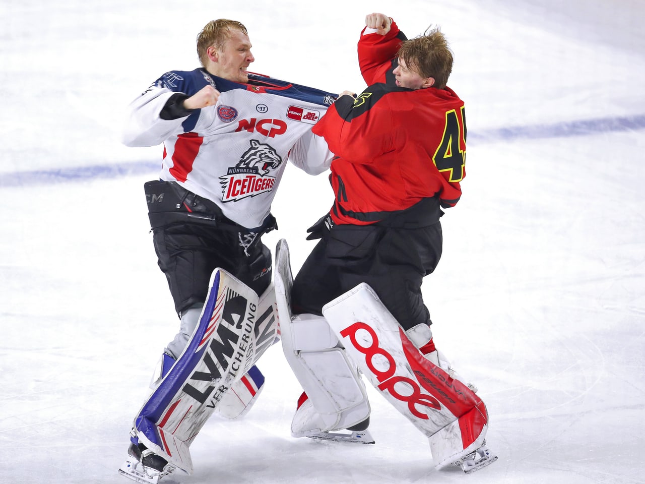 Protagonisten Mit Humor - «0:8 Treffer»: Goalie-Fight Fasziniert ...