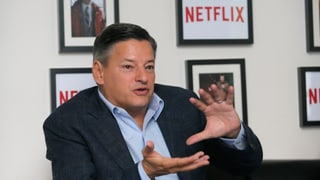 Netflix Chief Content Officer Ted Sarandos beim Gestikulieren.