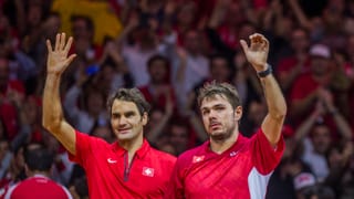 Roger Federer und Stan Wawrinka winken.