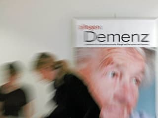 Ein Plakat an einer Tagung unter dem Motto «Aktiv für Demenzkranke».