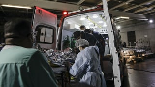 Mann wird in Ambulanz transferiert. 