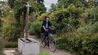 Junge Frau auf dem Velo