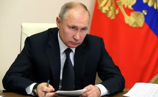 Putin haelt Unterlagen