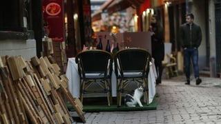 Gestapelte Stühle vor einem geschlossenen Restaurant in Brüssel.