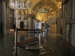 Der Markusdom voll Wasser.