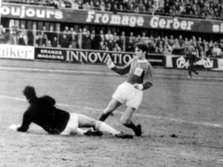 George Best trifft 1964 gegen die Schweiz.