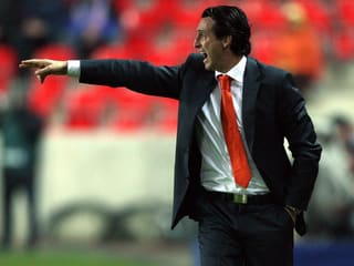 Unai Emery dirigiert mit der rechten Hand an der Seitenlinie.