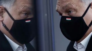 Orban mit Maske.