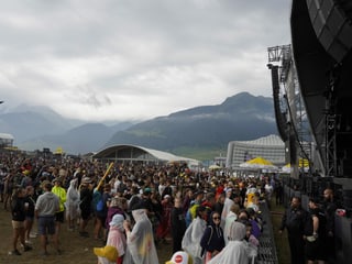 Public avant la tribuna a Degen.