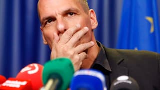 Varoufakis vor Mikrophonen.