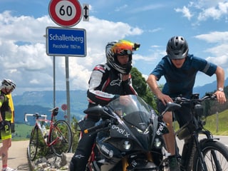 Reto Scherrer unterhält sich auf der Passhöhe Schallenberg mit einem Motorradfahrer.
