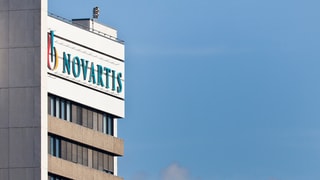 Gebäude mit Novartis-Logo