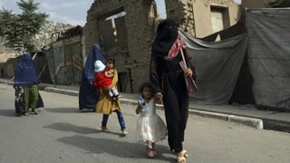 Schwarz verschleierte Frau mit Kindern auf der Strasse