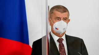 Ministerpräsident Andrej Babis mit Maske im Porträt.
