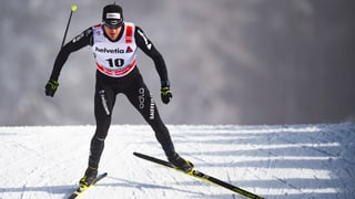 Dario Cologna fährt ein leichtes Gefälle hinunter. 