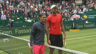 Roger Federer und Ivo Karlovic posieren für die Fotografen.