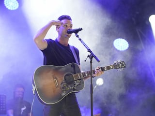 Bastian Baker durant ses concert a Degen.