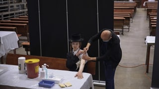 Orthodoxer Mann wird geimpft