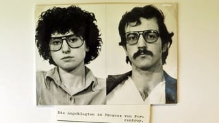 Zwei Schwarzweiss Bilder; darunter Legende: Die Angeklagten im Prozess von Porrentruy