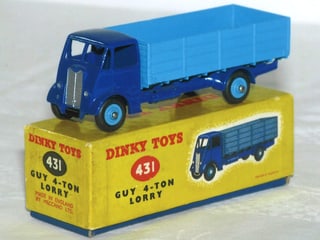 Blauer Spielzeuglastwagen auf Schachtel