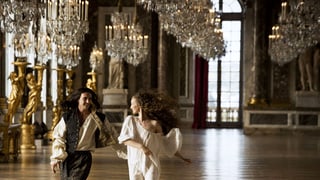Zwei junge Adelige rennen durch einen grossen barocken Raum