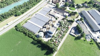 Luftaufnahme der Solaranlage auf der ARA in Chur.