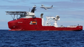 Das Schiff «Ocean Shield», im Hintergrund ist ein Luftzeug in der Luft