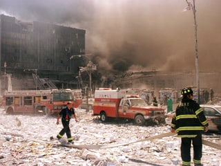 Mitarbeiter der Feuerwehr stehen in Manhattan nach den Anschlägen auf die Twin Towers.