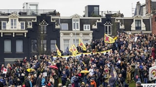 Menschen demonstrieren in Amsterdam.