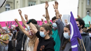 Klimaaktivisten demonstrieren auf dem Bundesplatz, am Dienstag, 22. September 2020. Mädchen strecken die Arme in die Höhe.
