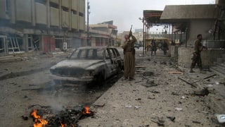 Kurdische Peschmerga liefern sich Gefechte mit IS-Kämpfern bei einem Hotel, wo zuvor ein Sprengsatz detonierte.