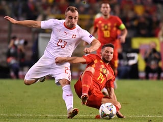 Xherdan Shaqiri im Duell mit Belgiens Dries Mertens. 