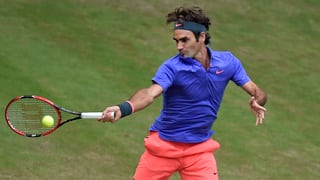 Roger Federer retourniert auf dem Rasen von Halle einen Ball mit der Vorhand.