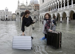 Touristinnen in Venedig.