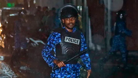 Maledivischer Polizist in blauer Uniform 