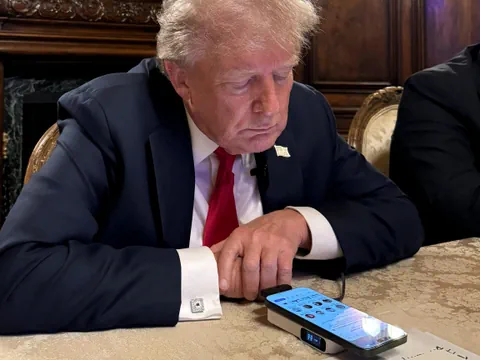 Trump spricht in ein Smartphone.