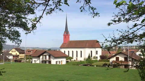 Ein Kreuz auf einem Hügel