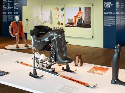 Ausstellung von adaptiver Kleidung und Geräten, einschliesslich eines Monoskis, in einem Ausstellungsraum